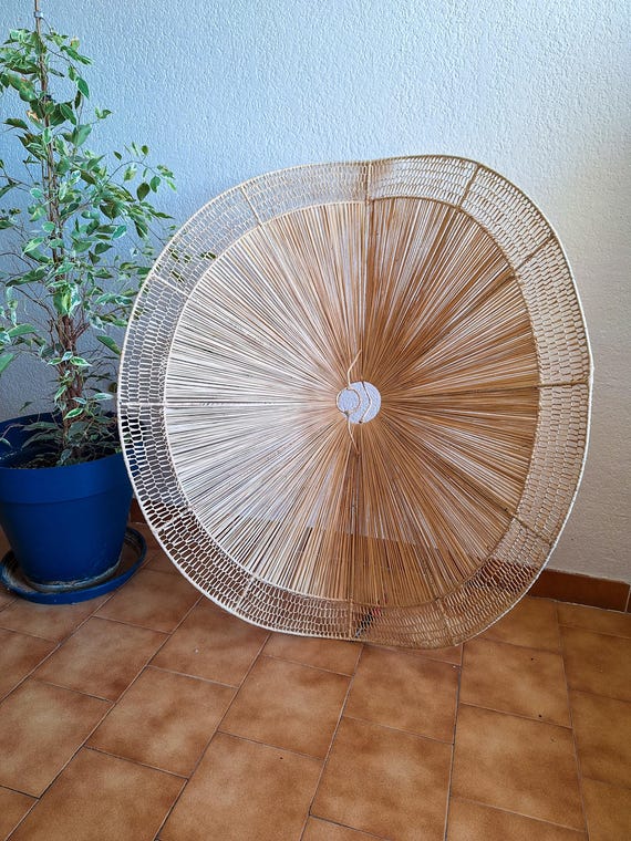 Suspension parasol en raphia ajourée tressé à la main - Luminaire et vannerie marocaine LeBazare