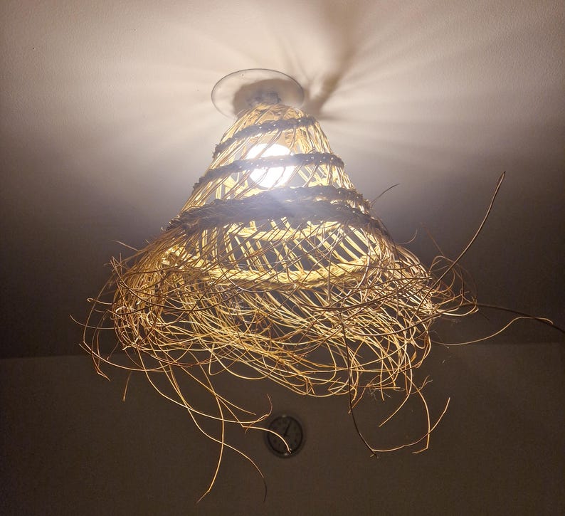 Suspension conique ajourée en feuilles de palmier