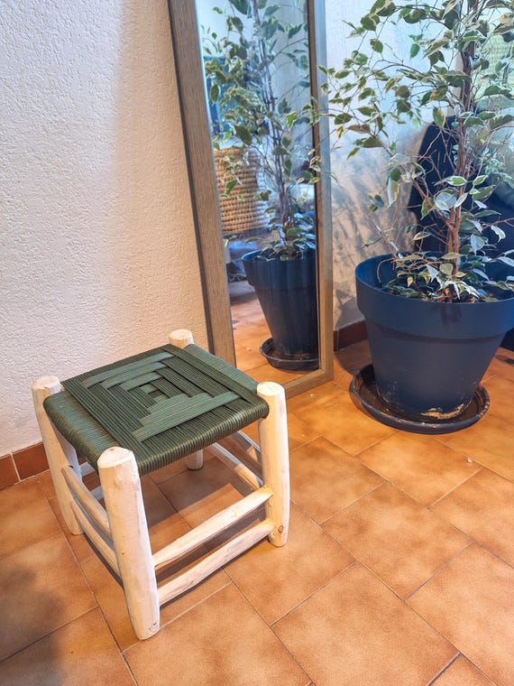 Tabouret marocain en bois et corde vert – Meuble artisanal bohème, assise déco tissée à la main