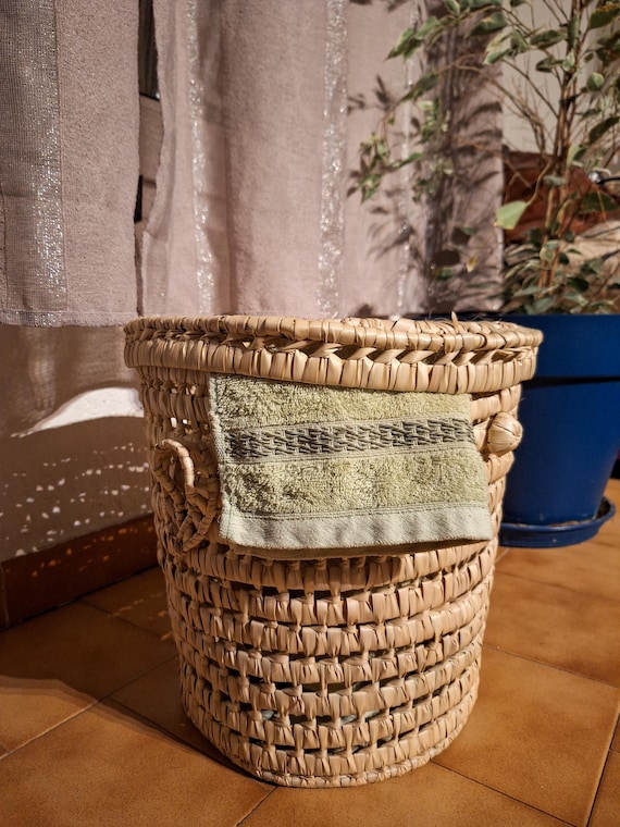 Panier à linge artisanal en palmier