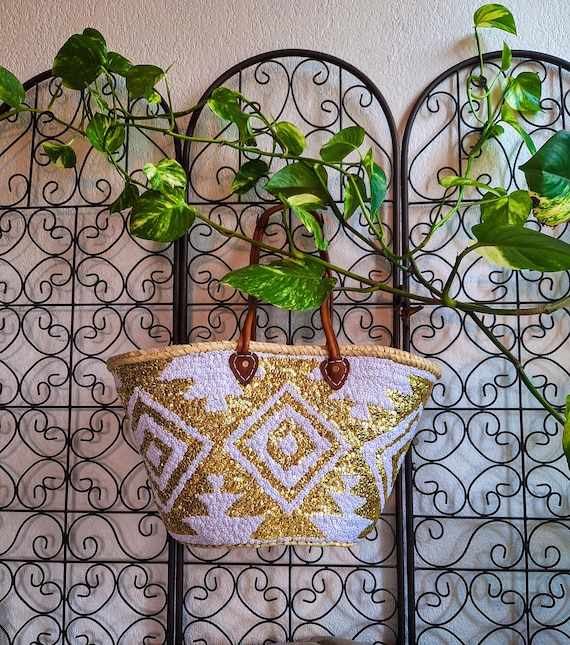 Sac cabas en paille brodé doré et blanc