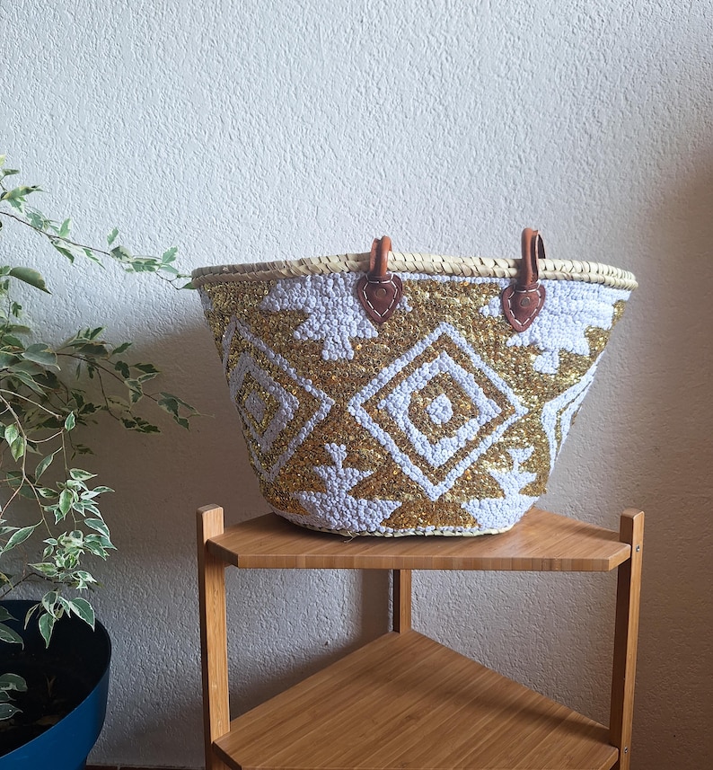 Sac cabas en paille brodée de sequins blancs et dorés