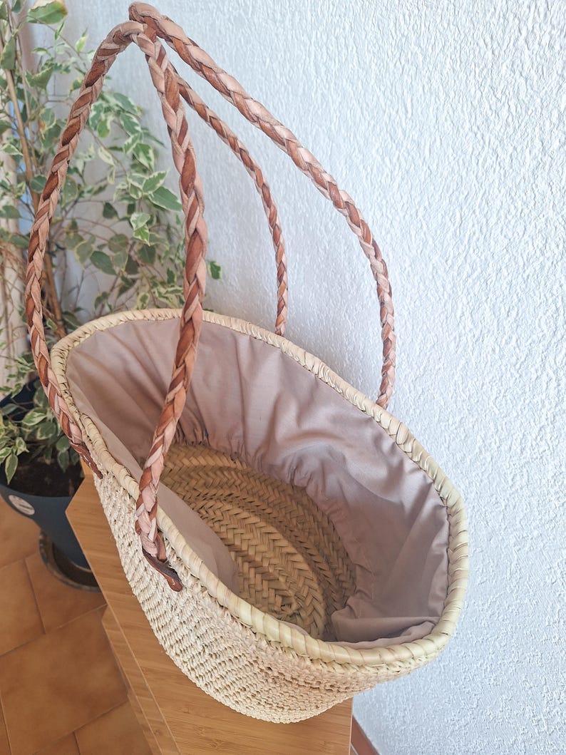 Panier en paille tressée avec anses cuir