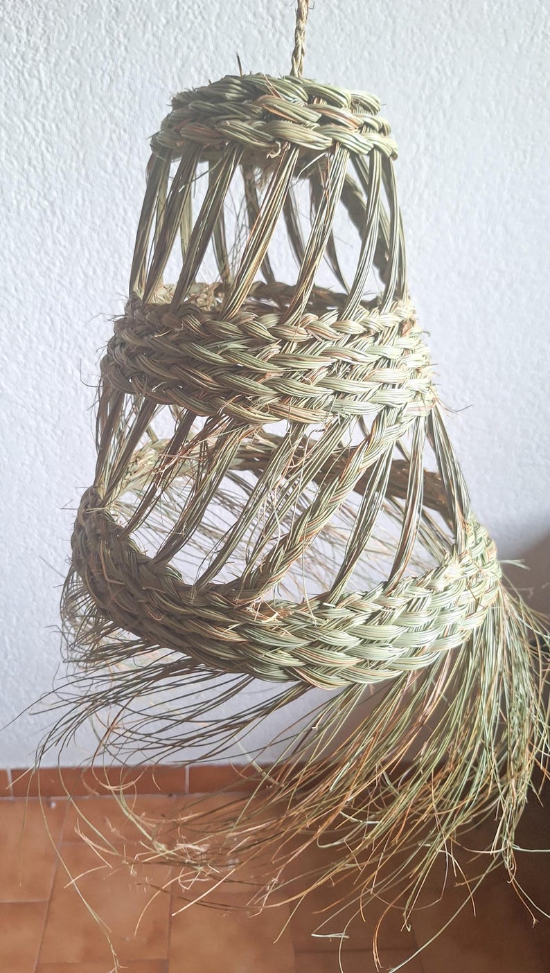 Suspension Conique Ajourée en Paille et Feuille de Palmier