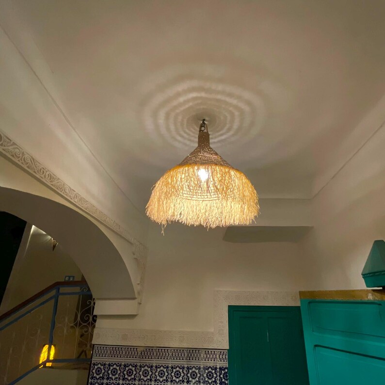 Suspension en paille tressée avec franges