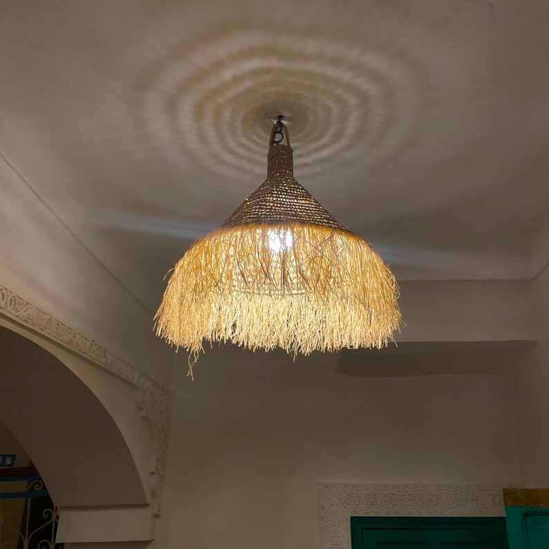 Suspension en paille tressée avec franges