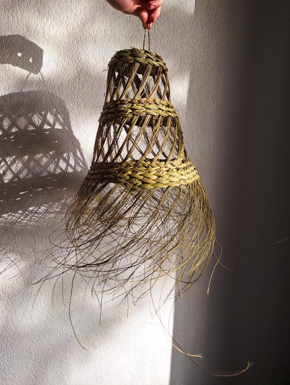 Suspension conique ajourée en paille – Abat-jour naturel tressé en feuille de palmier
