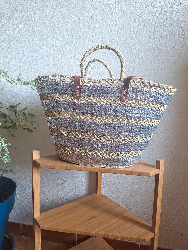 Sac cabas en paille brodée de sequins gris