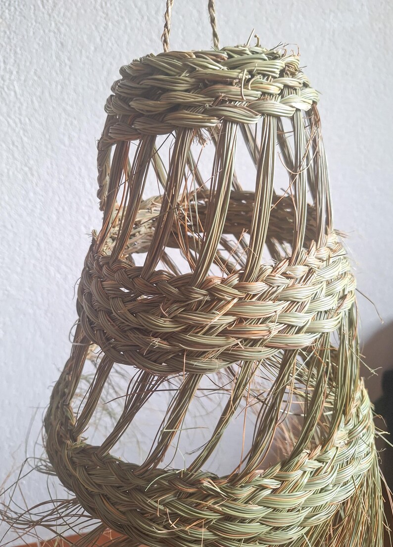 Suspension Conique Ajourée en Paille et Feuille de Palmier