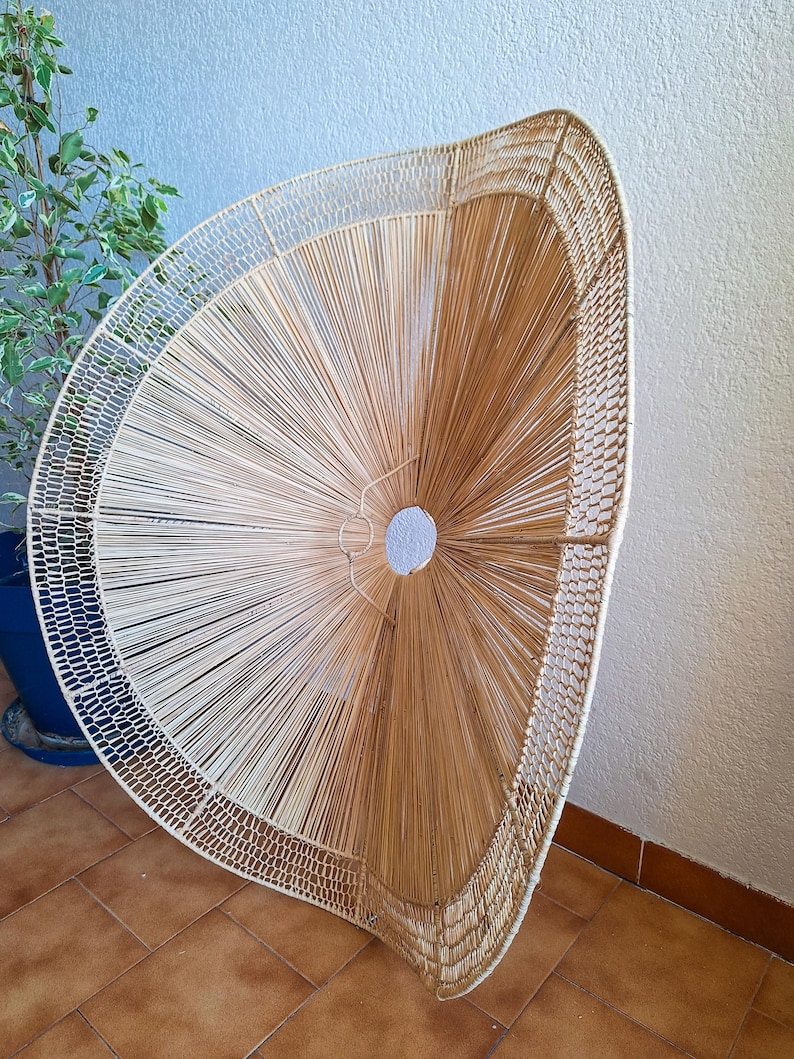 Suspension parasol en raphia ajourée tressé à la main