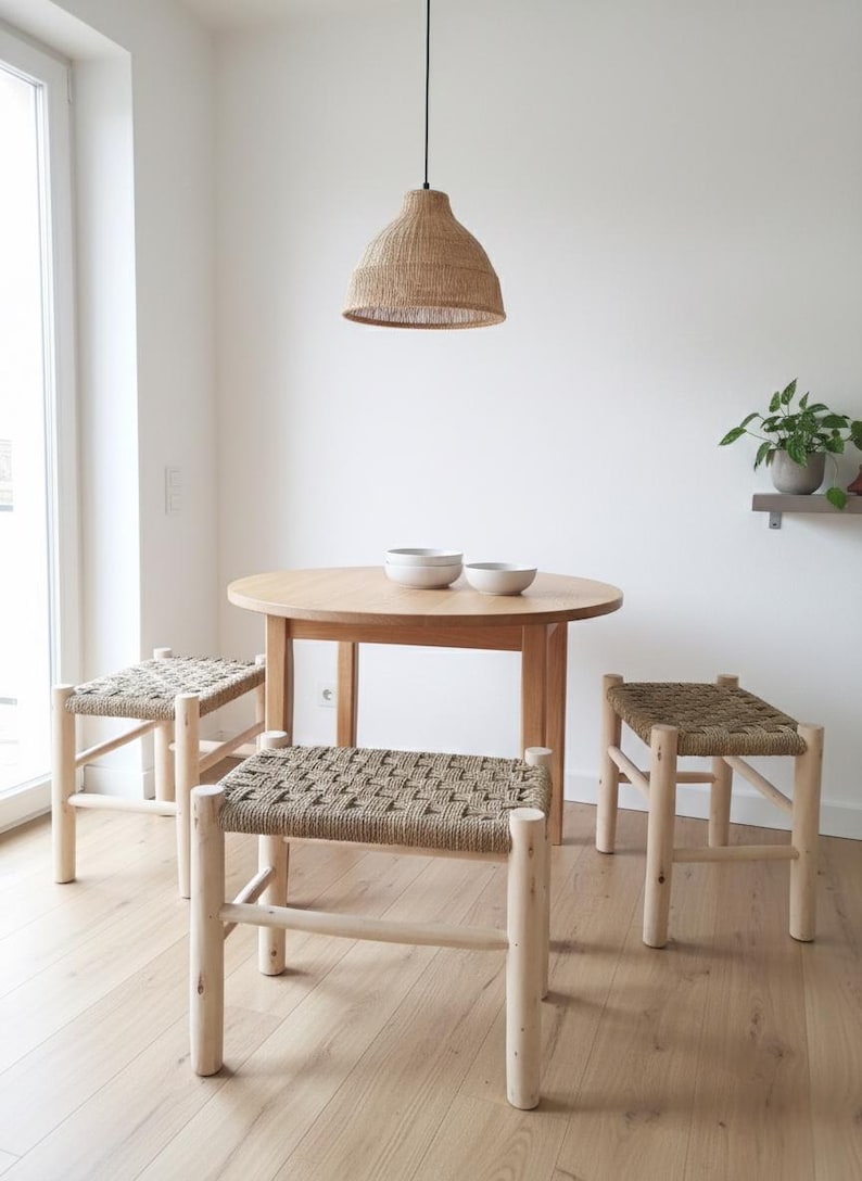 Banc Rustique Marocain en Bois Brut et Assise Tressée en Palmier
