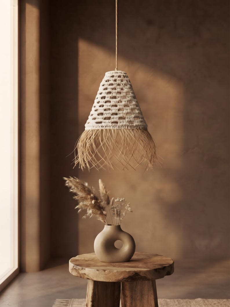 Suspension en feuille de palmier tressée