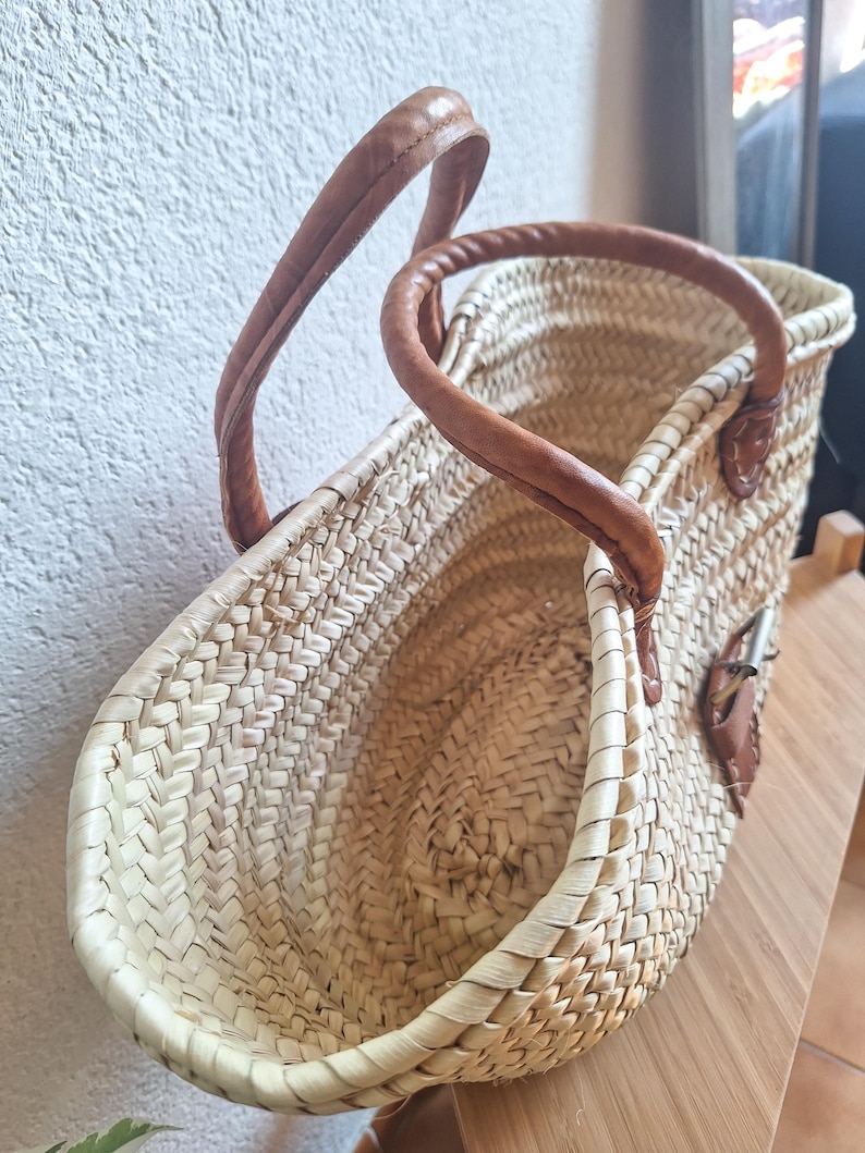 Panier cabas en paille avec poignée et fermeture en cuir