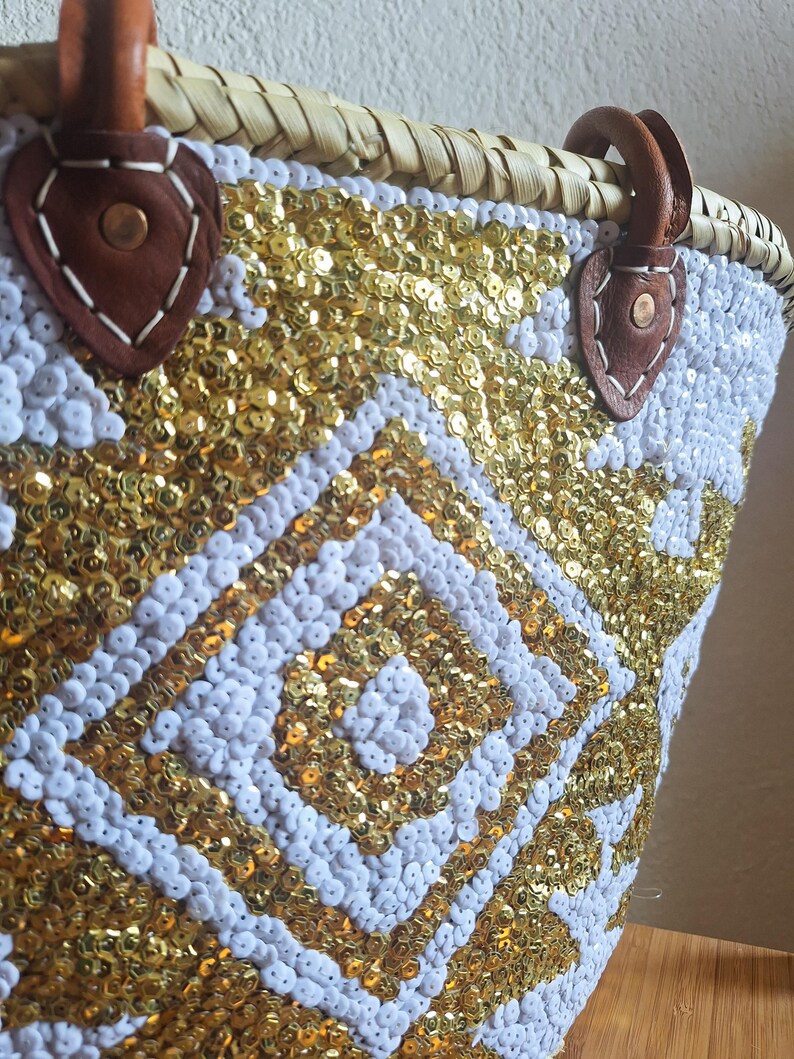 Sac cabas en paille brodée de sequins blancs et dorés