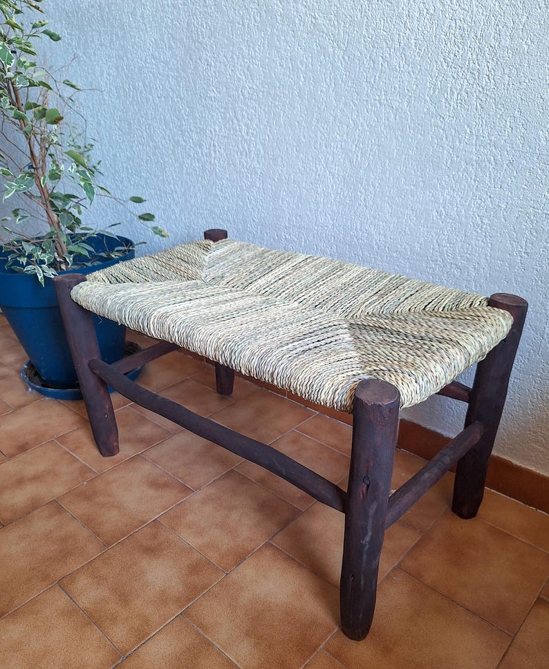 Banc marocain en bois foncé et assise tressée en feuilles de palmier – Authentique et fait main