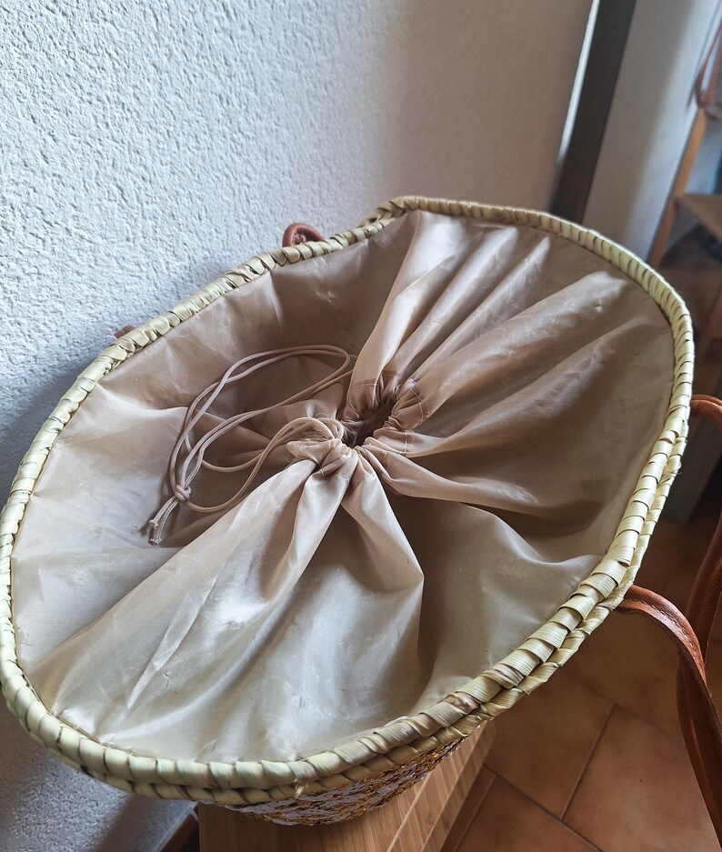 Sac cabas en paille brodée de sequins blancs et dorés