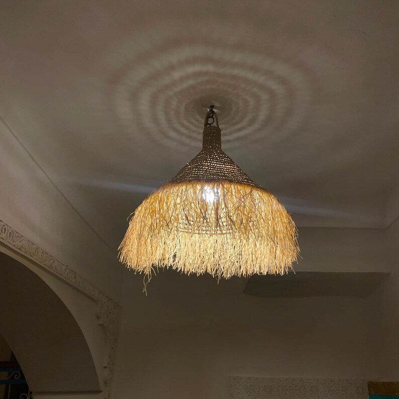 Suspension en paille tressée avec franges