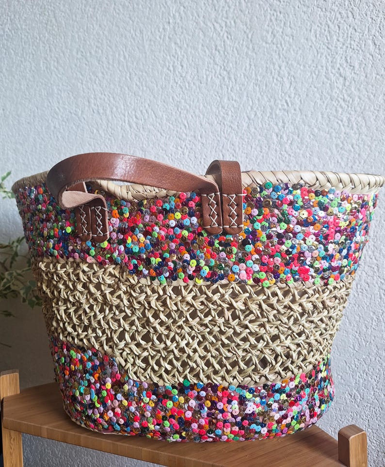 Sac cabas en paille brodée de sequins colorés