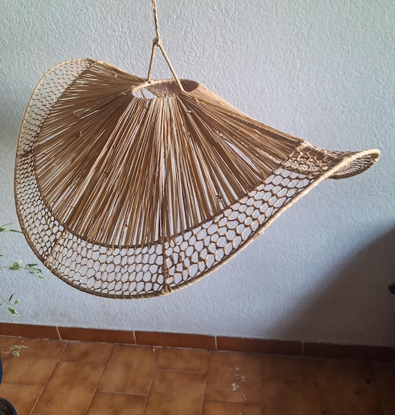Suspension en raphia ajourée tressé à la main – Abat-jour organique en fibres naturelles