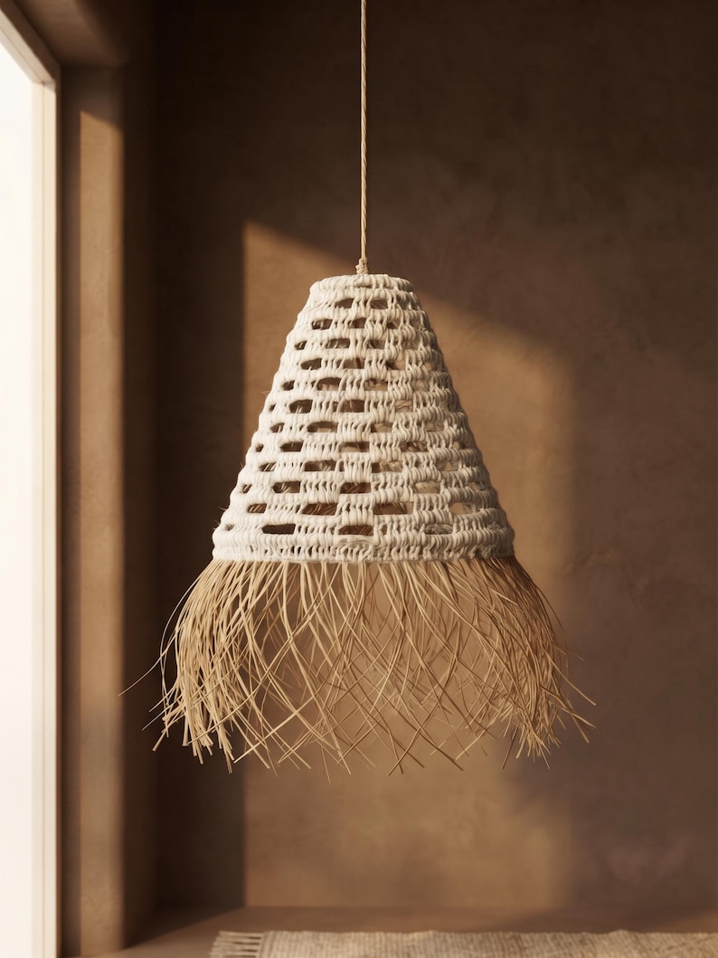 Suspension en feuille de palmier tressée