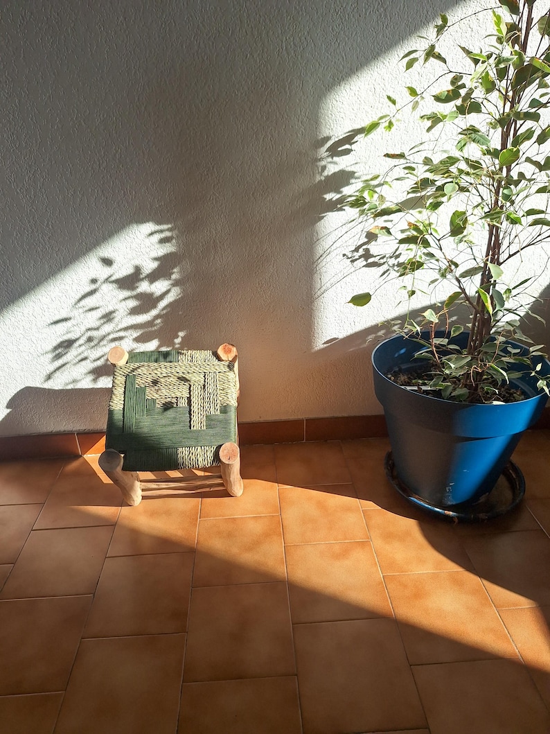 Tabouret marocain artisanal en bois et corde