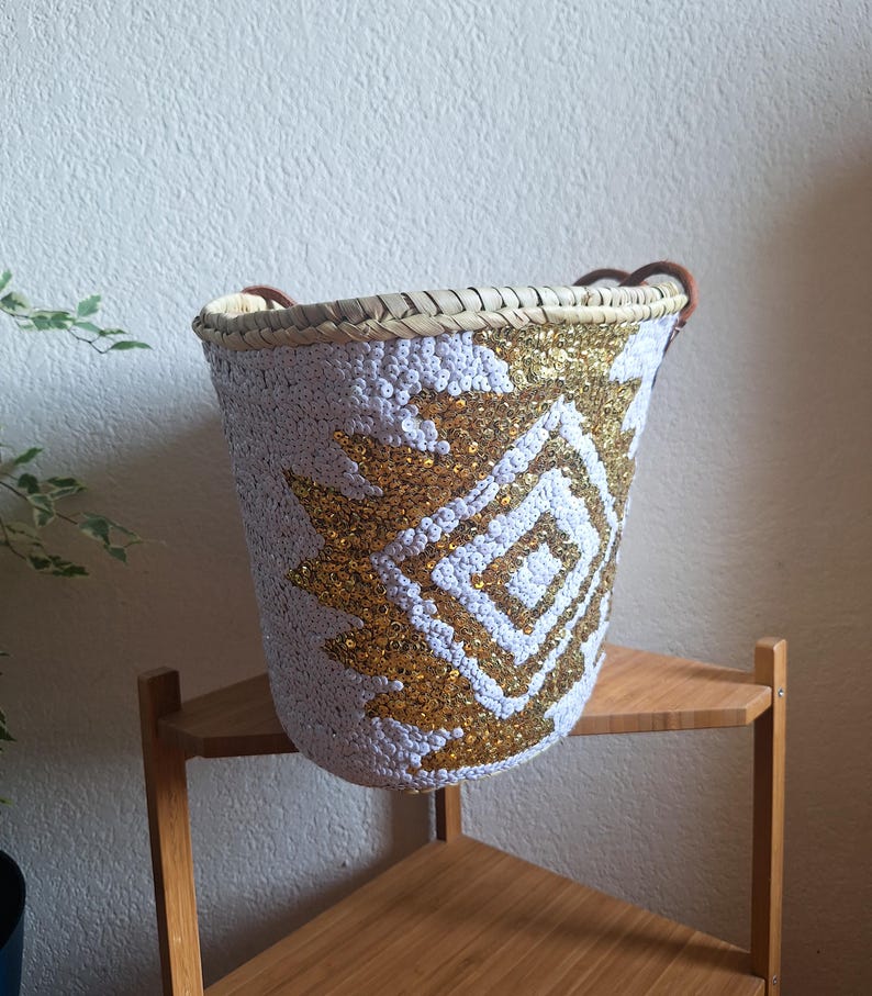 Sac cabas en paille brodée de sequins blancs et dorés