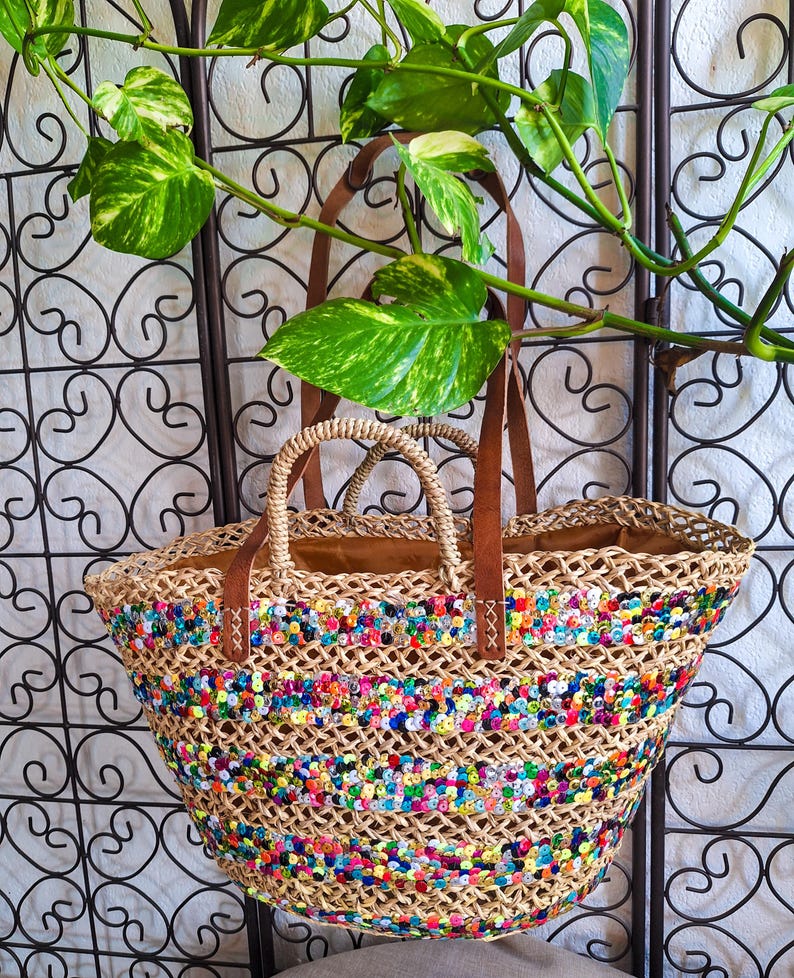 Sac cabas en paille brodé de sequins