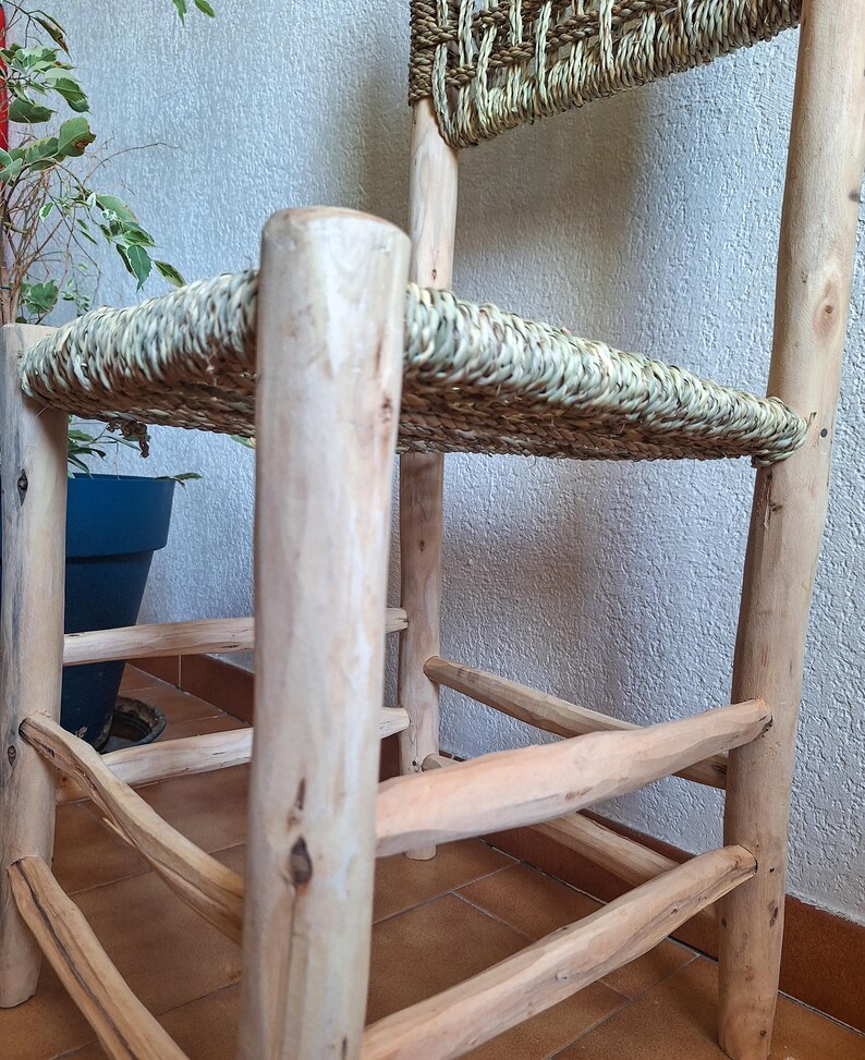 Chaise artisanale en bois naturel et cordon en feuille de palmier