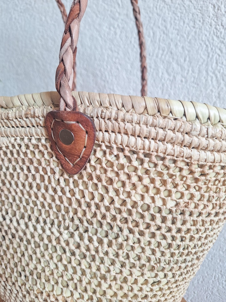 Panier en paille tressée avec anses cuir