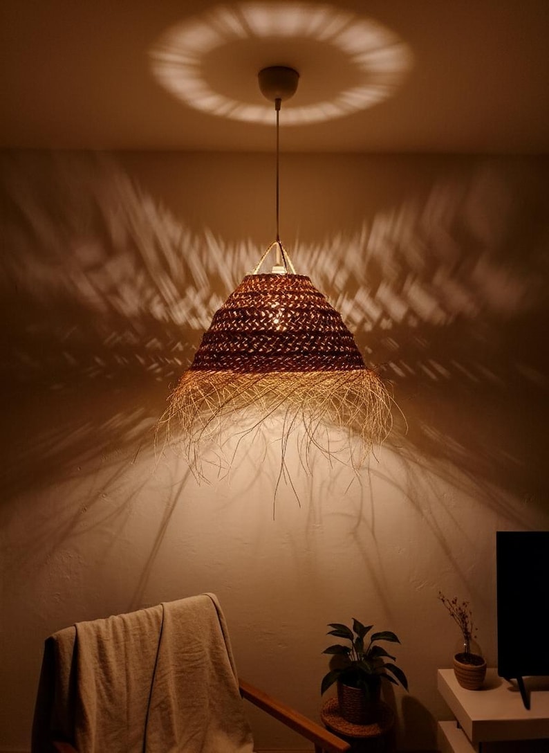 Suspension boule en paille tressée