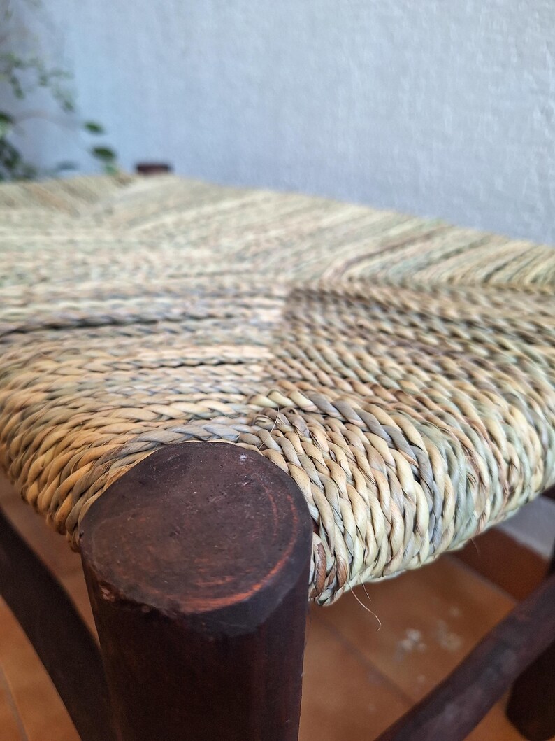 Banc marocain en bois foncé et assise tressée en feuilles de palmier – Authentique et fait main