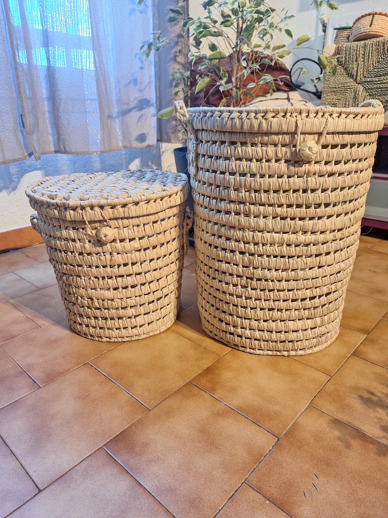 Panier rond en feuille de palmier tressée
