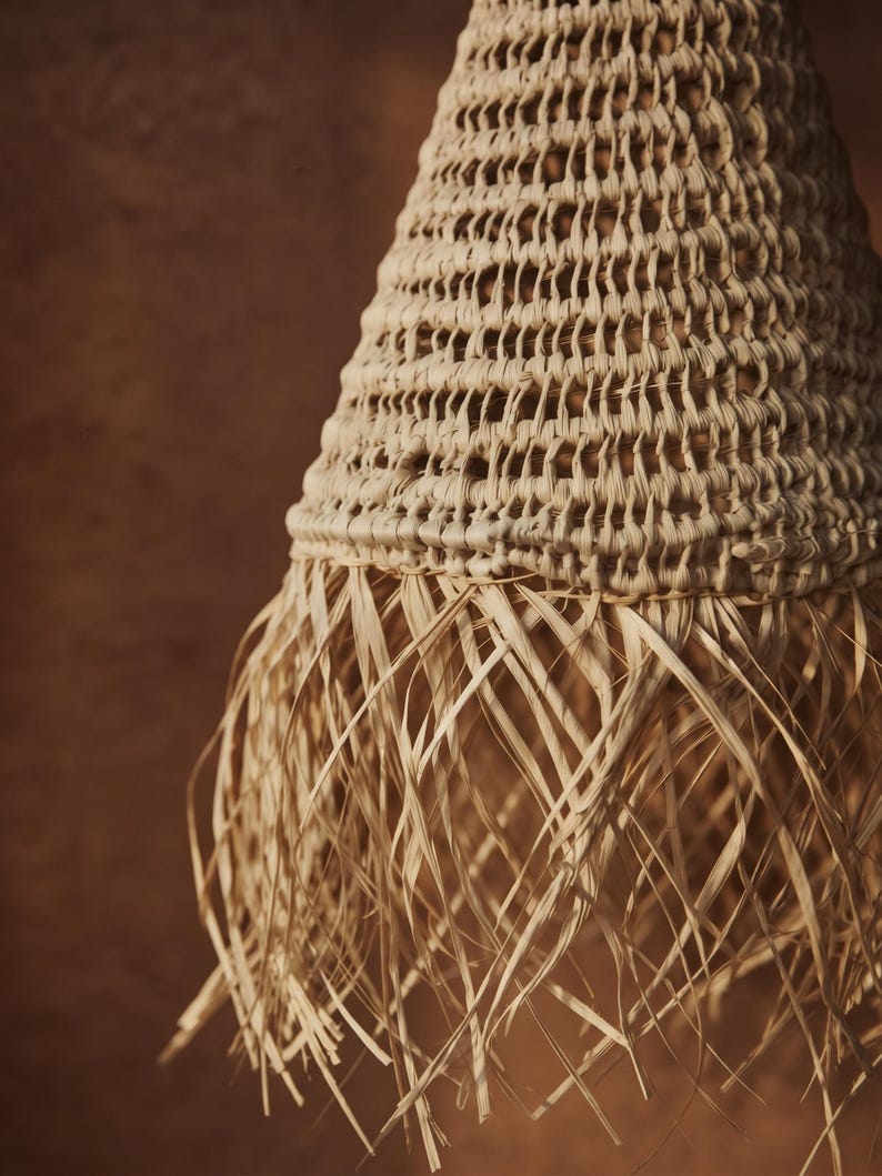 Suspension en feuille de palmier tressée