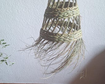 Suspension Conique Ajourée en Paille et Feuille de Palmier