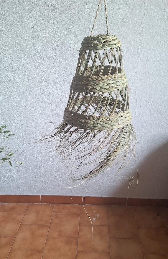Suspension Conique Ajourée en Paille et Feuille de Palmier
