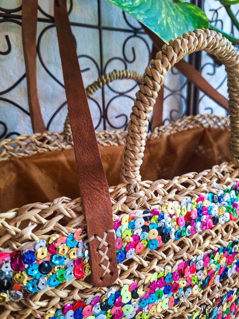 Sac cabas en paille brodé de sequins