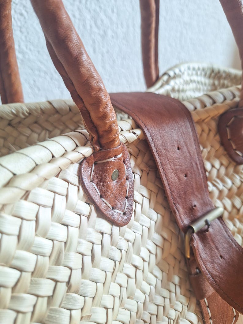 Panier cabas en paille avec poignée et fermeture en cuir