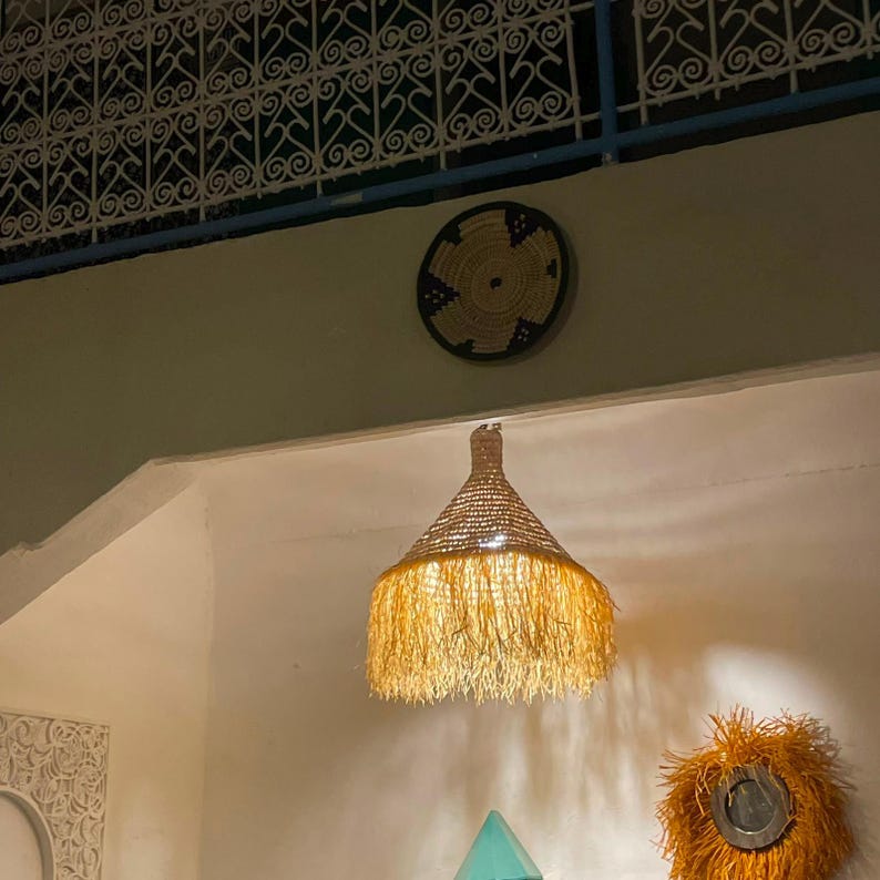 Suspension en paille tressée avec franges