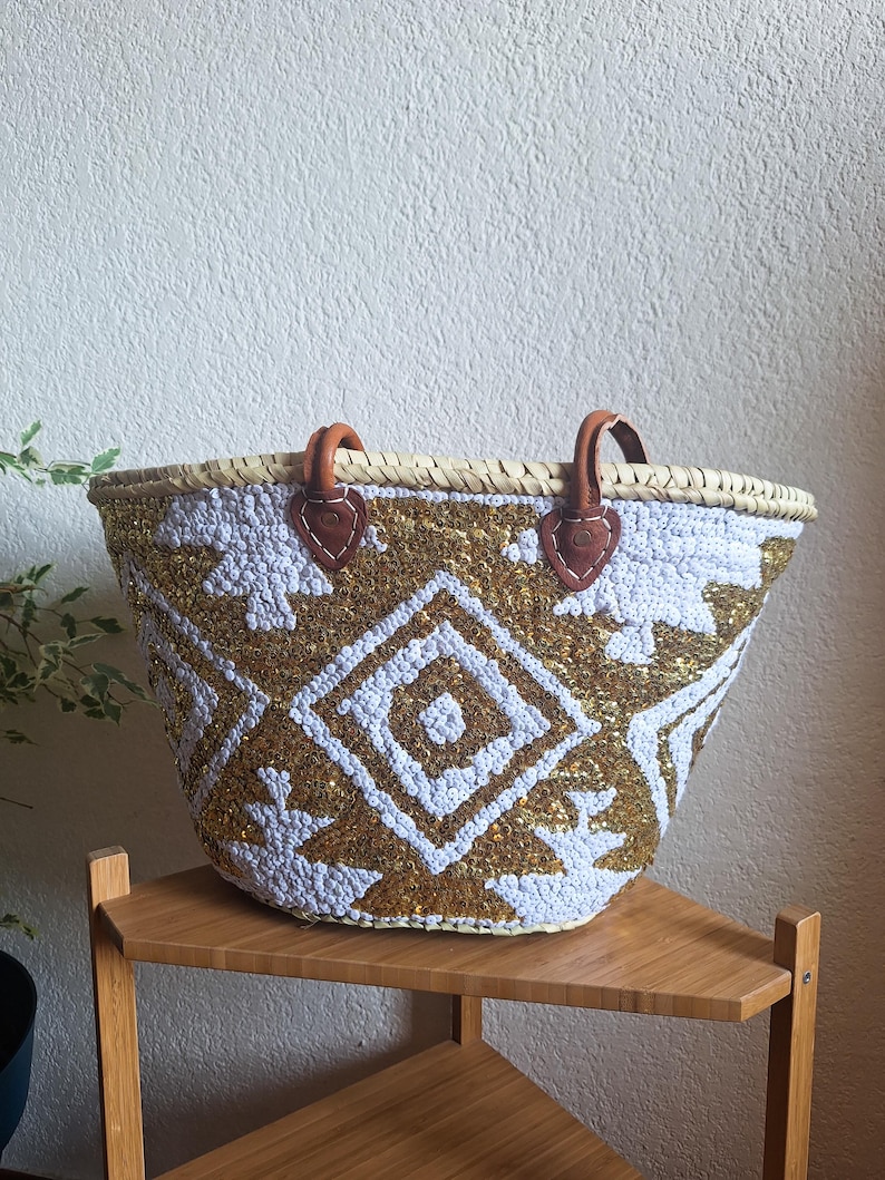 Sac cabas en paille brodée de sequins blancs et dorés