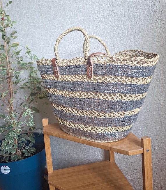 Sac cabas en paille brodée de sequins gris