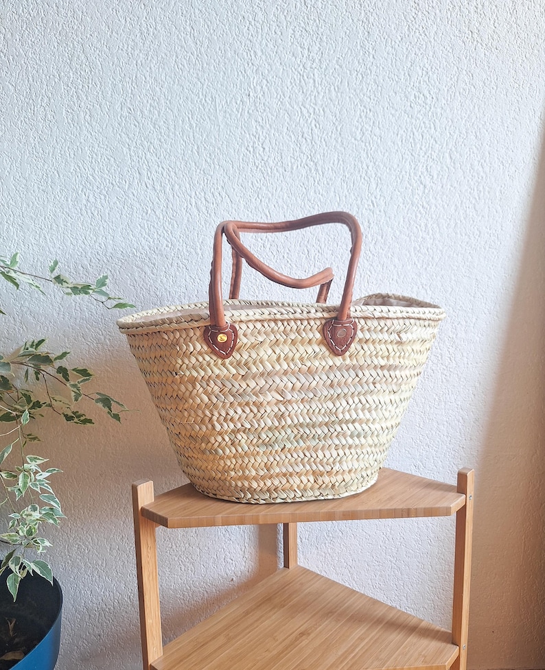 Panier cabas en paille tressée avec anses en cuir