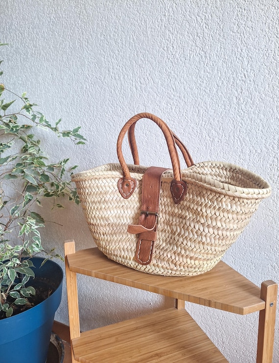 Panier cabas en paille avec poignée et fermeture en cuir