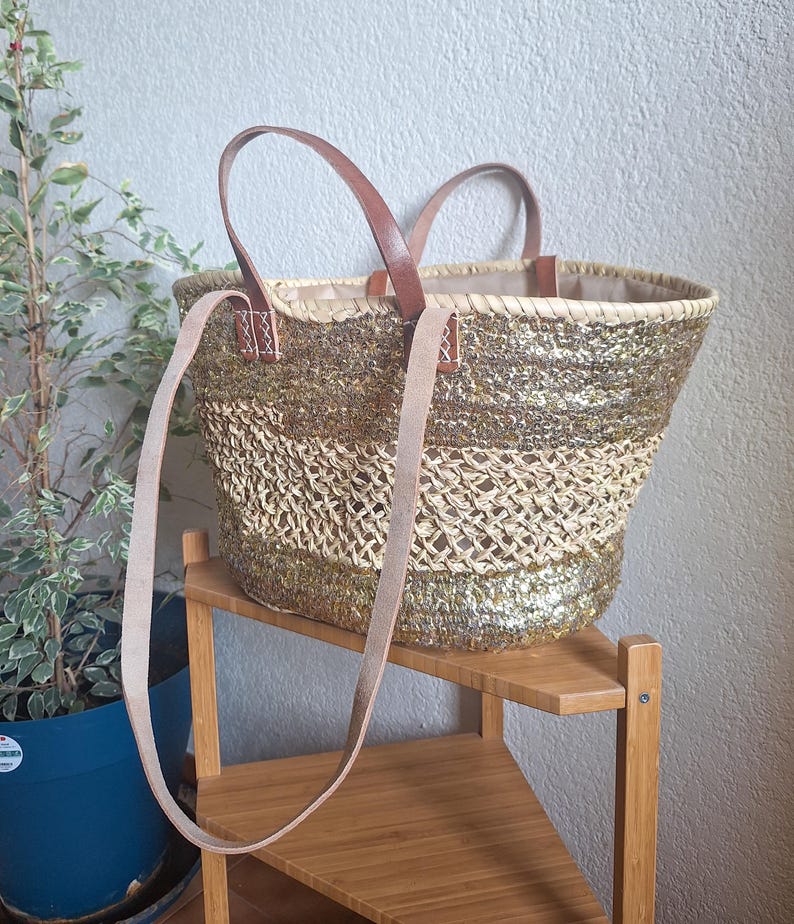 Sac cabas en paille brodée de sequins dorés