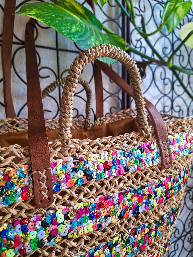Sac cabas en paille brodé de sequins