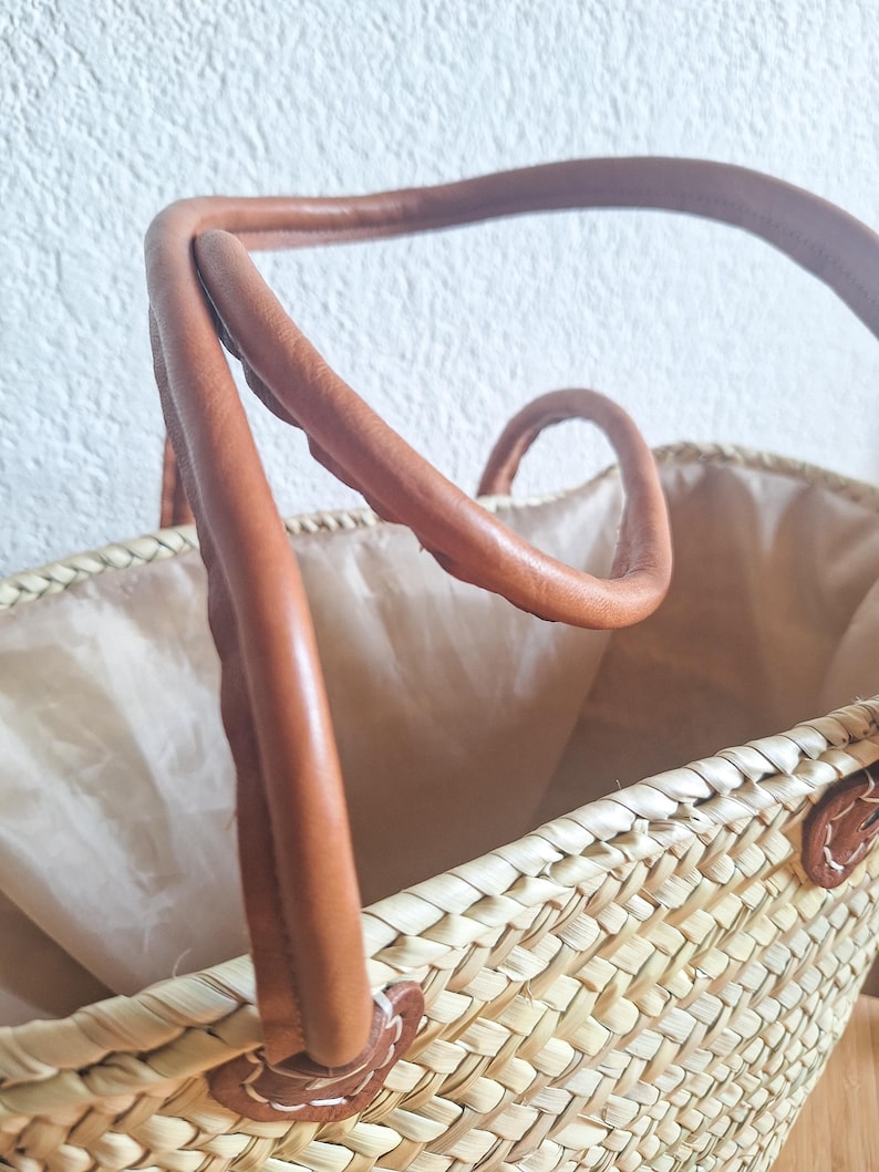 Panier cabas en paille tressée avec anses en cuir