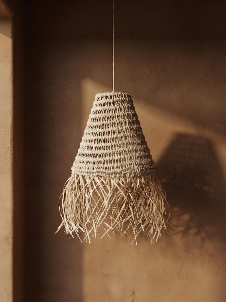 Suspension en feuille de palmier tressée