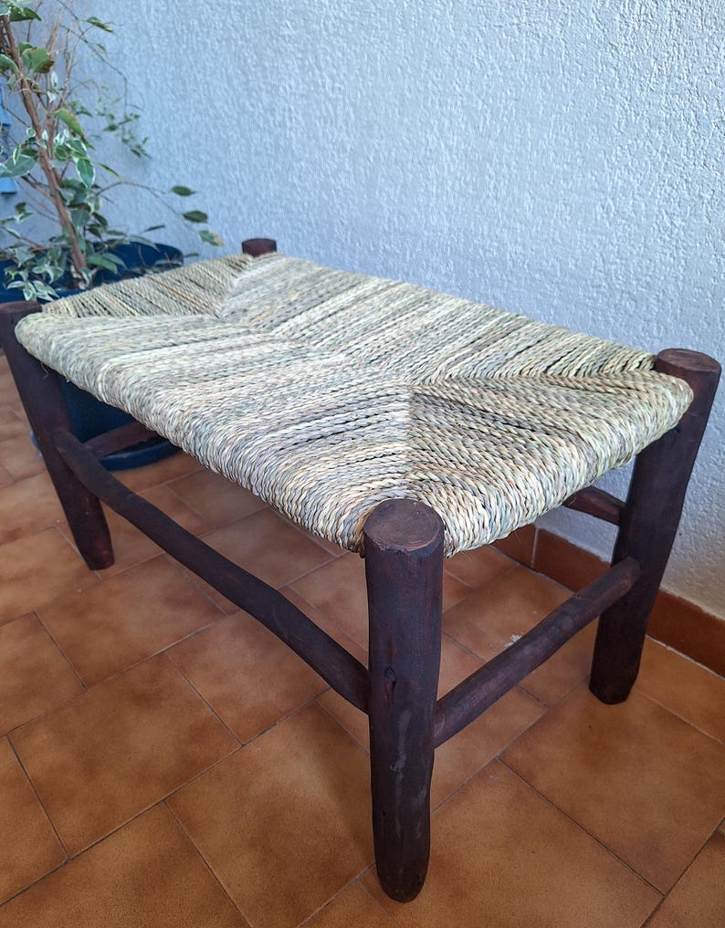 Banc marocain en bois foncé et assise tressée en feuilles de palmier – Authentique et fait main