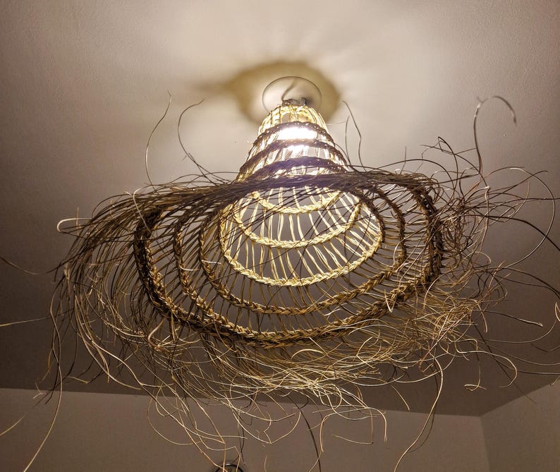 Suspension cône ajourée évasée en feuilles de palmier