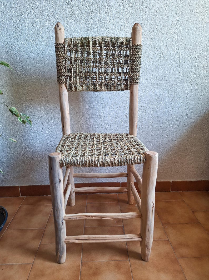 Chaise artisanale en bois naturel et cordon en feuille de palmier