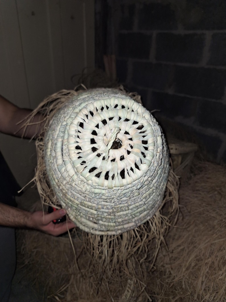 Suspension en feuille de palmier tressée